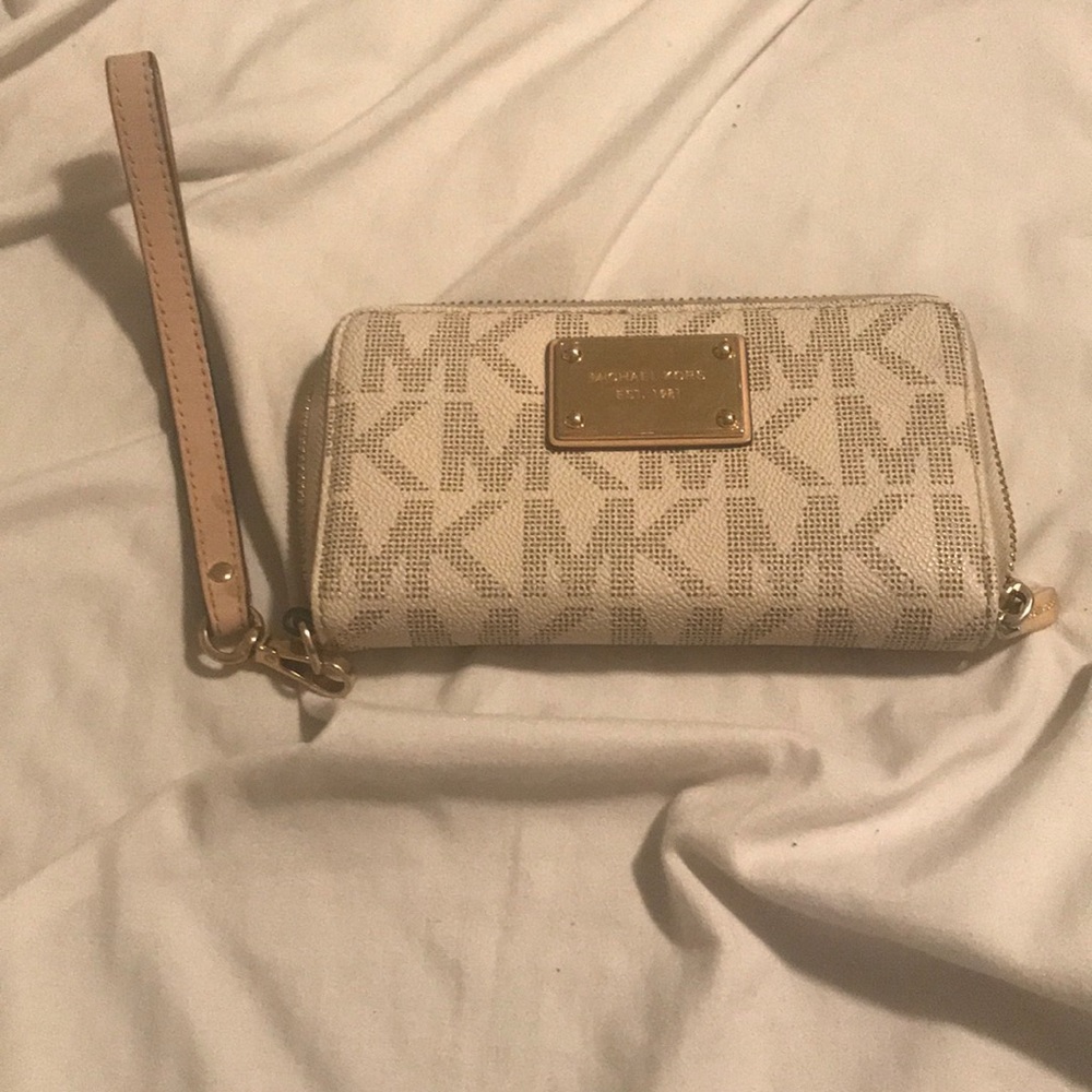 Michale kors wristlet